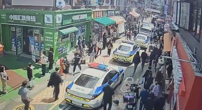 지난 7일 낮 12시50분쯤 30대 남성 A씨가 타인 명의 카드로 현금을 인출한 뒤 출동한 경찰에 붙잡혔다.ⓒ서울 영등포경찰서