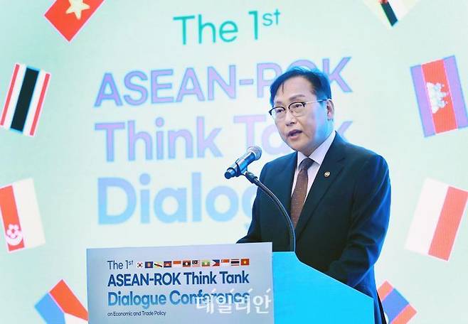 정인교 산업통상자원부 통상교섭본부장이 14일 제주 서귀포시 제주롯데호텔에서 열린 제1차 한-아세안 경제·통상 싱크탱크 다이얼로그 컨퍼런스에 참석해 환영사를 하고 있다.ⓒ뉴시스