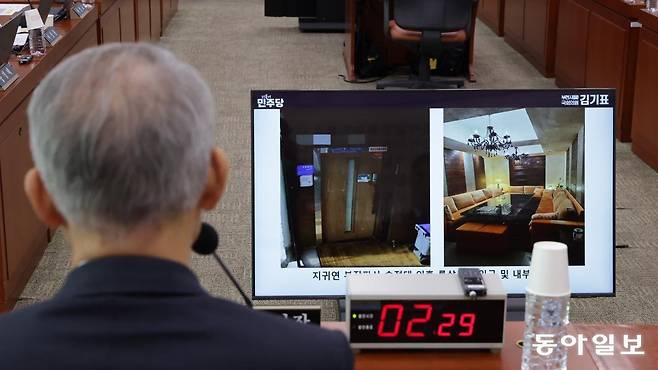 14일 오전 서울 여의도 국회 법제사법위원회에서 열린 조희대 대법원장 등 사법부의 대선개입 의혹 진상규명 청문회에서 더불어민주당 김기표 의원이 윤석열 대통령 재판을 담당하는 지귀연 판사의 룸살롱 접대 의혹을 질의하는 도중 모니터에 자료사진이 띄워져 있다. 박형기 기자 oneshot@donga.com
