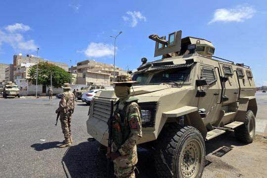 14일(현지시간) 리비아 수도 트리폴리의 한 검문소를 서부 통합정부(GNU) 군이 지키고 있습니다. EPA 연합뉴스