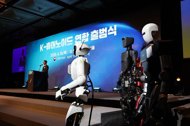 안덕근 산업통상자원부 장관이 4월 10일 서울 중구 플라자호텔에서 열린 K-휴머노이드 연합 출범식에서 개회사를 하고 있다.