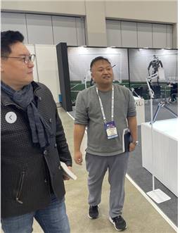 FIX 2024(미래혁신기술박람회)에서 데니스홍 UCLA 교수(왼쪽)와 이학 경북대 교수