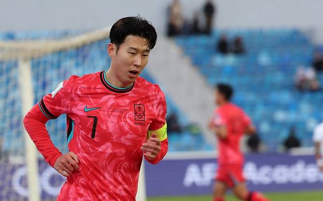 요르단 암만 국제 경기장에서 열린 2026 국제축구연맹(FIFA) 북중미 월드컵 아시아 3차 예선 B조 6차전 한국과 팔레스타인의 경기 전반전, 한국 손흥민이 동점골을 넣고 있다. 뉴시스