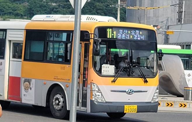 홍천군과 인제군은 15일부터 어르신 버스카드로 홍천군과 인제군 구분없이 농어촌 버스를 이용할 수 있도록 했다. 뉴시스