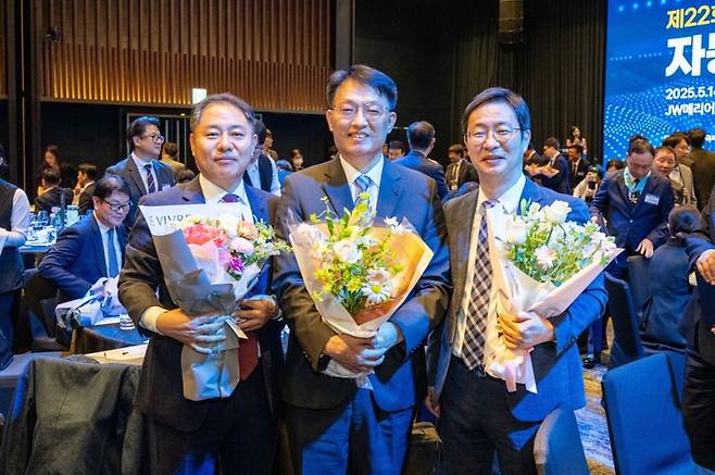 '제22회 자동차의 날'을 맞아 산업통상자원부장관상을 수상한 르노코리아 차량시험 총괄 김우상 디렉터, 국무총리상을 수상한 생산기술 담당 김수택 디렉터, 장관표창을 받은 품질 담당 이주형 디렉터(왼쪽부터)가 시상식 후 기념촬영을 하고 있다. 르노코리아 제공