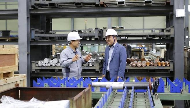 신봉재 부산지방조달청장(오른쪽)이 15일 오전 부산 강서구 소재 비축물자 이용기업 ㈜케이씨 본사를 찾은 가운데 손영태 대표가 생산 설비시설을 안내하고 있다. 부산지방조달청 제공