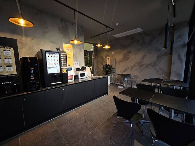 전남 순천시는 지역 소상공인들이 디지털 환경 변화에 적극 대응할 수 있도록 '2025년 디지털 소상공인 1만 양성 사업'을 본격 추진, 키오스크<사진>·스마트오더·무인판매기·웨이팅보드 등 스마트기기를 도입하는 소상공인을 대상으로 설치비의 80%, 최대 100만원까지 지원한다고 밝혔다. 순천시 제공