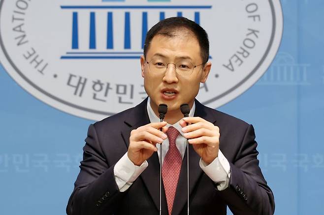 국민의힘을 탈당한 김상욱 무소속 의원이 15일 국회 소통관에서 '현안 관련 기자회견'을 열어 이번 대선에서 이재명 더불어민주당 후보 지지를 선언하고있다. 사진=서동일 기자