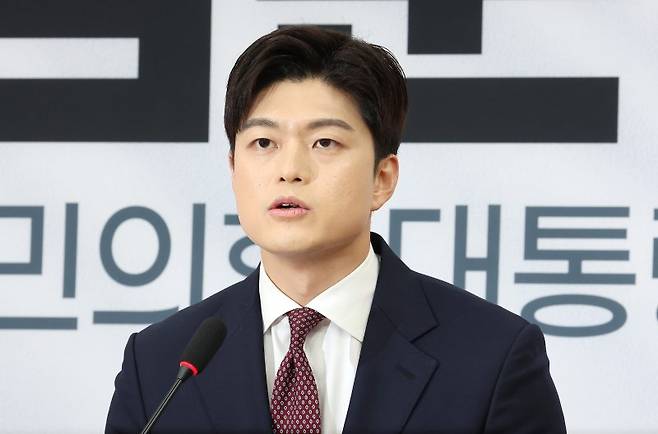김용태 국민의힘 신임 비상대책위원장이 15일 국회에서 기자회견을 갖고 취임 첫 일성으로 윤석열 전 대통령에게 자진탈당을 권유하는 발언을 하고 있다. 연합뉴스