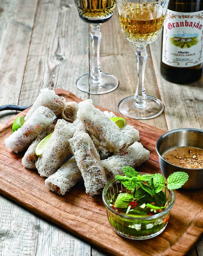 ‘술과 음식의 더 맛있는 만남, 더 페어링’에 소개된 목살구이와 우리 술. 비앤씨월드 제공