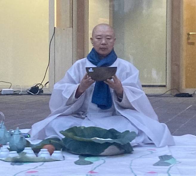 지난달 7일 주한 스위스대사관에서 열린 행사에서 정관 스님이 수행 퍼포먼스를 하고 있다. 박미향 기자