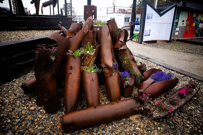 경기도 화성시 우정읍 매향리 평화역사관 앞에 놓인 ‘철꽃 화분’. 미군이 남긴 포탄으로 만들었다. 이준희 기자