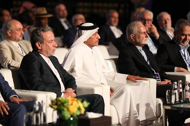11일(현지시각) 카타르 수도 도하에서 열린 제4차 아랍-이란 대화 회의에 이란의 압바스 아락치(왼쪽) 외무장관이 참석하고 있다. 도하/신화 연합뉴스