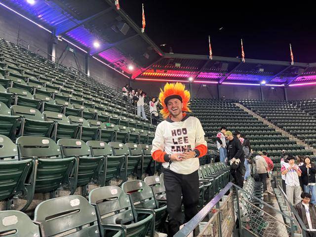 13일 미국 캘리포니아주 샌프란시스코 오라클 파크에서 샌프란시스코 자이언츠 소속 이정후의 팬클럽 '후리건스'를 결성한 카일 스밀리가 후리건스를 상징하는 불꽃 모양 가발을 쓴 채 웃고 있다. 샌프란시스코=이서희 특파원