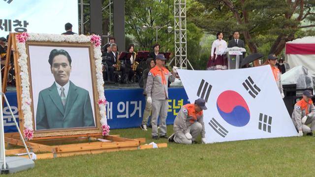 윤봉길 의사 영정이 2023년 4월 29일 충남 예산군 충의사에서 진행된 '윤봉길 의사 상하이 의거 91주년 기념식' 당시 무대 앞에 놓여 있다. 예산=연합뉴스