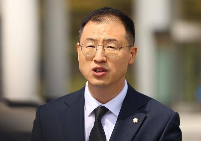 김상욱 의원이 지난 8일 서울 동작구 국립서울현충원에서 참배 후 소속 정당이었던 국민의힘에서 탈당한다고 밝혔다. 김 의원은 12·3 비상계엄 당시 윤석열 전 대통령 탄핵에 찬성하면서 당에서 탈당 압박을 받아왔다. 연합뉴스