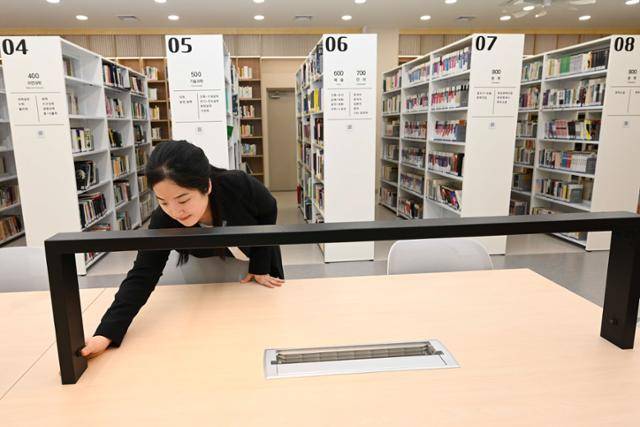 황신애씨가 도서관 책상을 점검하고 있다. 강예진 기자