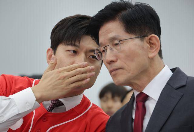 김문수 국민의힘 대선 후보가 15일 국민의힘 중앙당사에서 열린 대한민국교원조합 대선 정책제안서 전달식에서 김용태 비상대책위원장 지명자와 귀엣말을 하고 있다. 연합뉴스