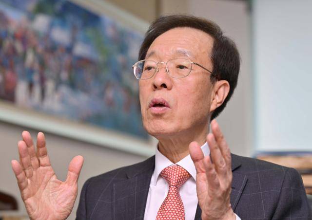 지난달 14일 이석연 전 법제처장이 서울 서초구에 위치한 본인의 사무실에서 한국일보 인터뷰에 응하고 있다. 최주연 기자