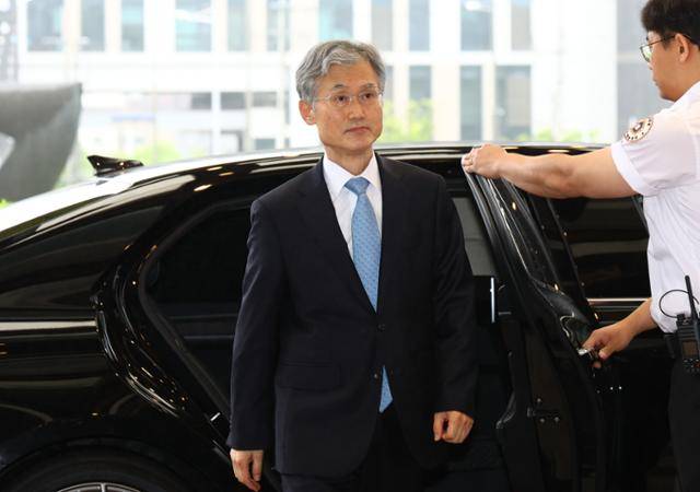조희대 대법원장이 15일 서울 서초구 대법원으로 출근하고 있다. 뉴시스
