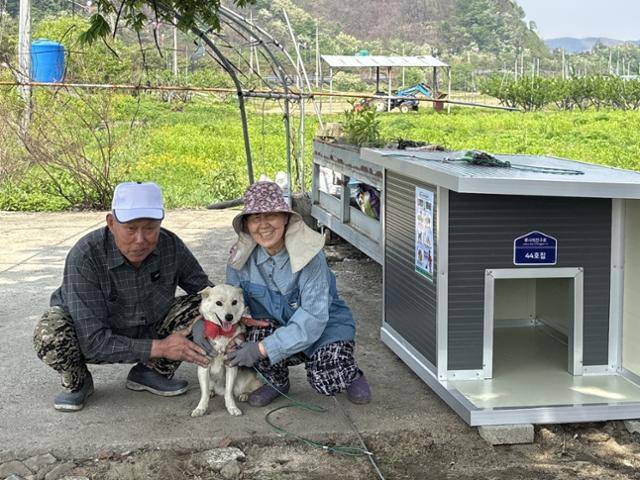 반려견 '롱이' 보호자들이 동물단체로부터 새 집을 지원받고 롱이와 기념 촬영을 하고 있다. 동물권행동 카라 제공