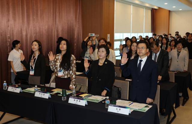 유엔기후변화협약 당사국총회(COP)와 같은 형태의 '포항 타운홀 COP'가 15일 경북 포항시 라한호텔에서 열려 참석자들이 탄소중립 선서를 하고 있다. 포항시 제공