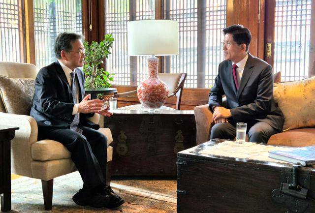 김문수(오른쪽) 후보가 15일 서울 중구 정동 주한미국대사관저 하비브 하우스에서 조셉 윤 주한미국 대사대리와 오찬 겸 차담을 하고 있다. 주한미국대사관 제공