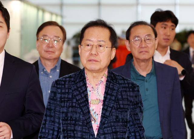 홍준표(맨 앞) 전 대구시장이 10일 인천국제공항 제1여객터미널을 통해 미국으로 출국하고 있다. 뉴시스