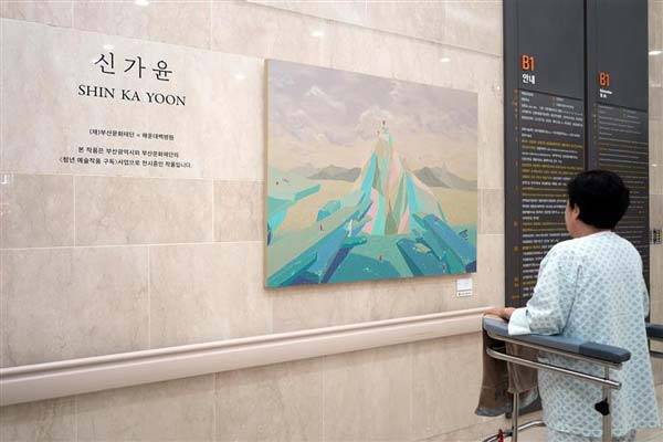 해운대백병원 지하1층 문화홀에서 신가윤 작가의 작품을 전시중이다.​/사진=해운대백병원 제공