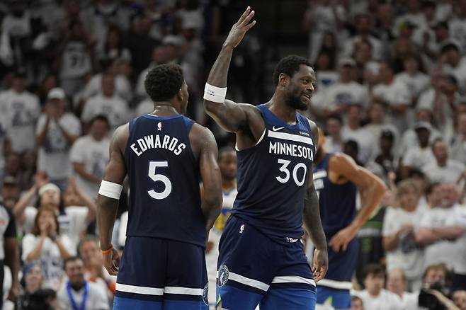 <yonhap photo-4924=""> Minnesota Timberwolves forward Julius Randle (30) reacts after scoring during the first half of Game 5 of an NBA basketball second-round playoff series against the Golden State Warriors, Wednesday, May 14, 2025, in Minneapolis. (AP Photo/Abbie Parr)/2025-05-15 11:51:28/ <저작권자 ⓒ 1980-2025 ㈜연합뉴스. 무단 전재 재배포 금지, AI 학습 및 활용 금지></yonhap>