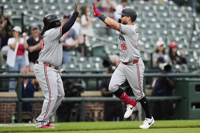 <yonhap photo-3616="">15일(한국시간) 열린 볼티모어 원정 더블헤더 2차전에서 극적인 역전 홈런을 때려낸 코디 클레멘스가 득점하고 있다. [AP=연합뉴스]Minnesota Twins' Kody Clemens (18) celebrates with third base coach Tommy Watkins, left, after hitting a three-run home run during the eighth inning in the second baseball game of a doubleheader against the Baltimore Orioles, Wednesday, May 14, 2025, in Baltimore. (AP Photo/Stephanie Scarbrough)/2025-05-15 07:50:02/ <저작권자 ⓒ 1980-2025 ㈜연합뉴스. 무단 전재 재배포 금지, AI 학습 및 활용 금지></yonhap>