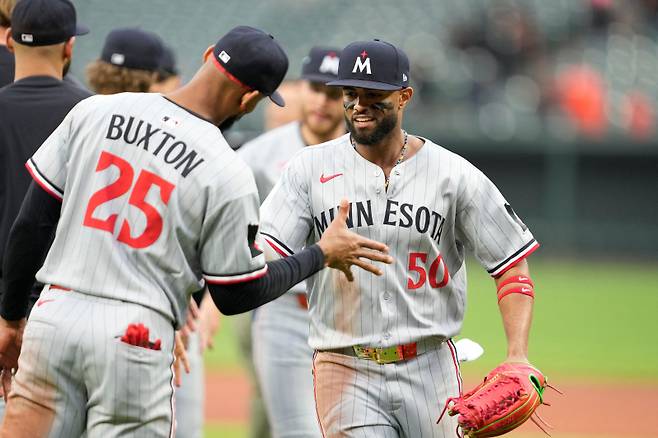 <yonhap photo-3602=""> BALTIMORE, MD - MAY 14: Willi Castro #50 and Byron Buxton #25 of the Minnesota Twins celebrate a win after game two of a doubleheader against the Baltimore Oriolesat Oriole Park at Camden Yards on May 14, 2025 in Baltimore, Maryland. Mitchell Layton/Getty Images/AFP (Photo by Mitchell Layton / GETTY IMAGES NORTH AMERICA / Getty Images via AFP)/2025-05-15 07:46:51/ <저작권자 ⓒ 1980-2025 ㈜연합뉴스. 무단 전재 재배포 금지, AI 학습 및 활용 금지></yonhap>