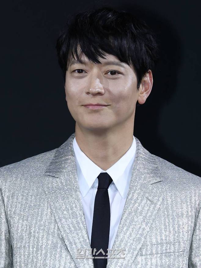 배우 강동원이 10일 오전 서울 종로구 JW 메리어트 동대문 스퀘어 서울에서 열린 넷플릭스 영화 '전,란' 제작보고회에서 포즈를 취하고 있다. '전,란'은 왜란이 일어난 혼란의 시대, 함께 자란 조선 최고 무신 집안의 아들 ‘종려’(박정민)와 그의 몸종 ‘천영’(강동원)이 ‘선조’(차승원)의 최측근 무관과 의병으로 적이 되어 다시 만나는 이야기를 그린 영화. 11일 공개. 서병수 기자 qudtn@edaily.co.kr /2024.10.10/