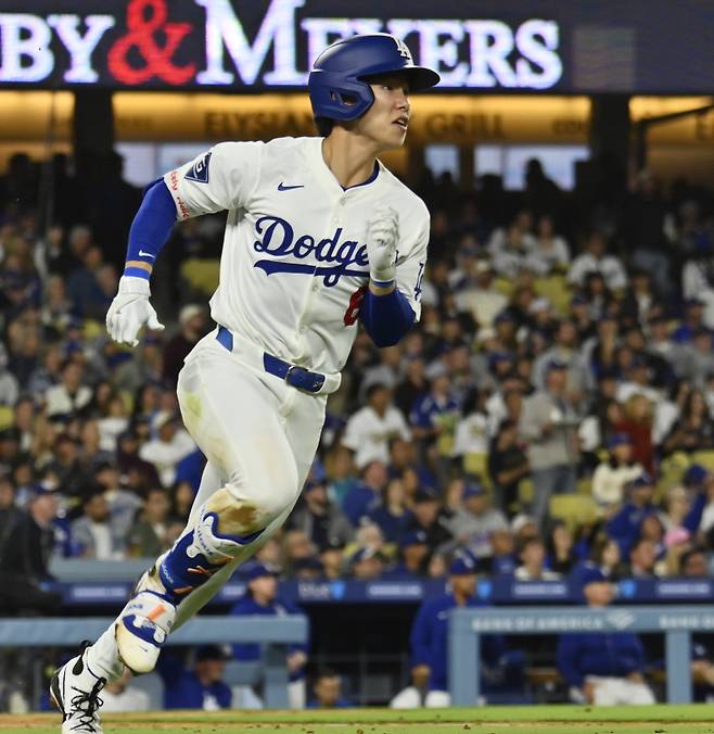 <yonhap photo-6533="">15일(한국시간) 김혜성이 메이저리그 첫 홈런을 때려낸 뒤 질주하고 있다. [UPI=연합뉴스]</yonhap>