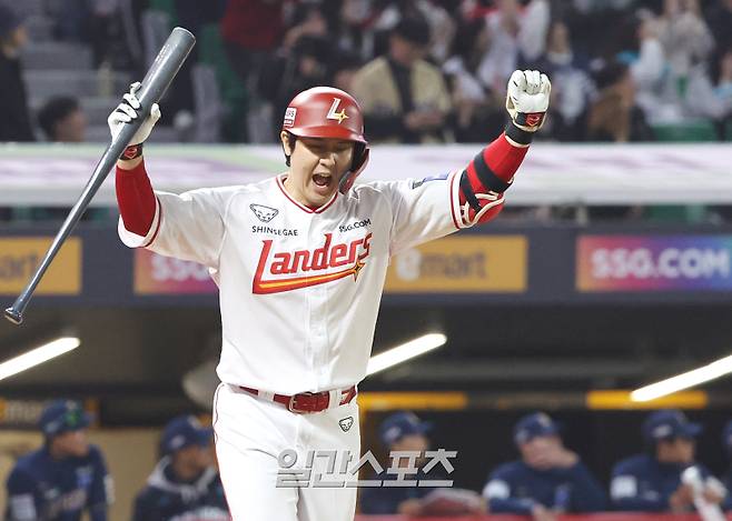 2025 KB0리그 프로야구 SSG랜더스와 NC다이노스의 경기가 15일 오후 인천SSG랜더스필드에서 열렸다. 6회말 1사 1,2루 최정이 스리런홈런을 치고 두 팔을 번쩍 들며 기뻐하고 있다. 인천=김민규 기자 mgkim1@edaily.co.kr /2025.05.15/