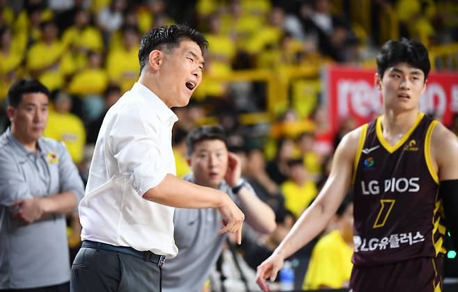 15일 창원체육관에서 열린 LG와 SK의 2024~25 프로농구 챔프전 6차전. 조상현 LG 감독이 경기 중 아쉬움을 드러내고 있다. 사진=KBL