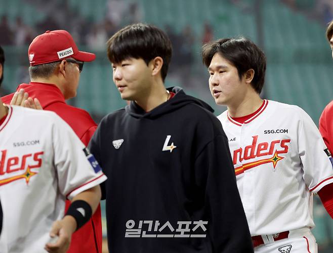 2025 KB0리그 프로야구 SSG랜더스와 NC다이노스의 경기가 15일 오후 인천SSG랜더스필드에서 열렸다. 4대 0 승리를 거두며 위닝시리즈를 달성한 SSG 최정이 이숭용 감독과 하이파이브를 하고 있다. 인천=김민규 기자 mgkim1@edaily.co.kr /2025.05.15/