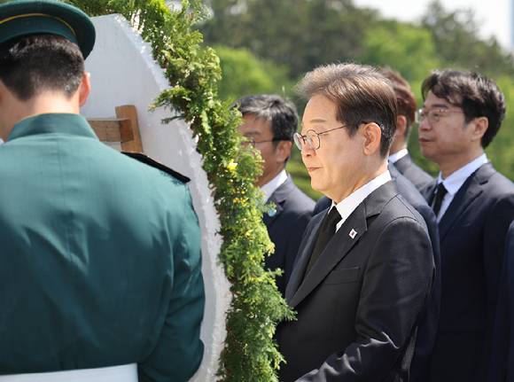 더불어민주당 이재명 대선후보가 14일 부산시 남구 유엔기념공원을 찾아 헌화하고 있다. [사진=연합뉴스]