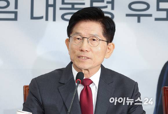 김문수 국민의힘 대선 후보가 15일 오전 서울 여의도 국회에서 열린 중앙선대위 회의 및 중앙선대위 임명장 수여식에 참석해 발언하고 있다. [사진=곽영래 기자]