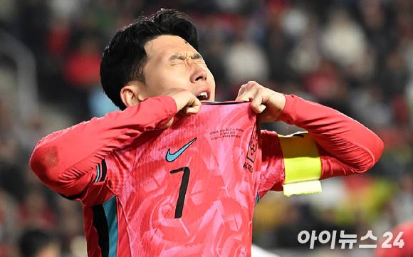 지난 3월 25일 오후 수원월드컵경기장에서 열린 2026 FIFA 북중미 월드컵 아시아 지역 3차 예선 B조 조별리그 8차전 대한민국과 요르단의 경기에서 손흥민이 찬스를 놓친 뒤 아쉬워하고 있다. [사진=곽영래 기자]