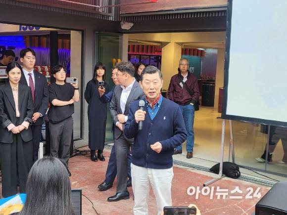 김홍국 하림그룹 회장이 15일 서울 성동구 성수동 '장하다 하림 맥시칸' 팝업스토어 현장을 찾아 브랜드를 소개하고 있다. [사진=정승필 기자]