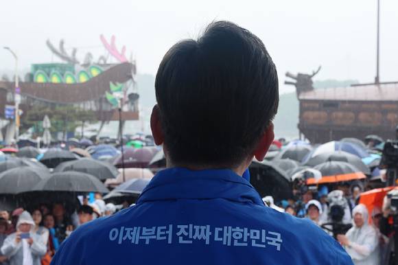 더불어민주당 이재명 대선 후보가 15일 전남 여수시 이순신광장에서 열린 집중유세에서 지지를 호소하고 있다. 2025.5.15 [공동취재] [사진=연합뉴스]