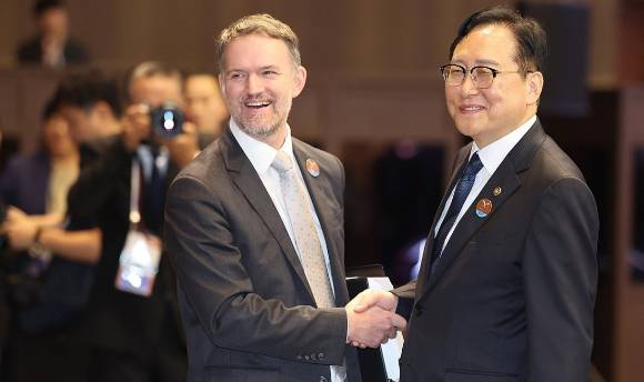 정인교 산업통상자원부 통상교섭본부장(오른쪽)과 제이미슨 그리어 미국 무역대표부(USTR) 대표가 15일 제주 서귀포시 제주국제컨벤션센터에서 열린 APEC 2025 통상장관회의 개회식 직전 인사를 나누고 있다. [사진=연합뉴스]