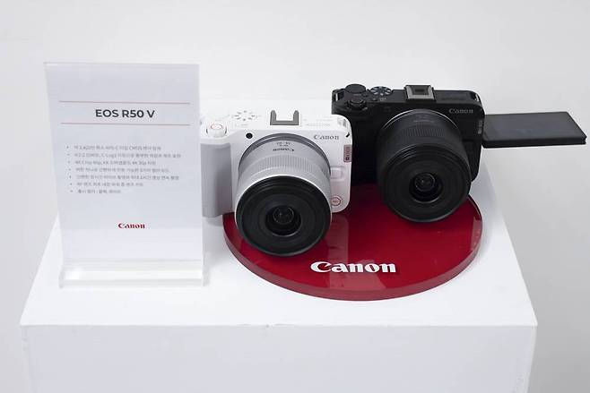 캐논 EOS R50 V 및 RF-S14-30mm F4-6.5 IS STM PZ / 출처=IT동아