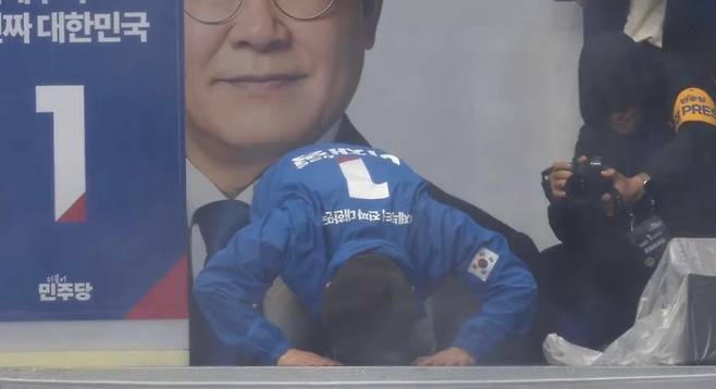 이재명 대선 후보가 15일 쏟아지는 비에도, 수많은 인파가 운집한 전남 순천시 연향동 패션의거리에서 유세를 마친 이후 지지자들을 향해 큰절을 하고 있다. ('델리민주' 캡처)