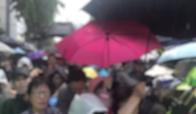 15일 전남 순천 유세 현장. 비가 내리는 가운데에도 유권자들이 자리를 지키고 있다. ('델리민주' 캡처)