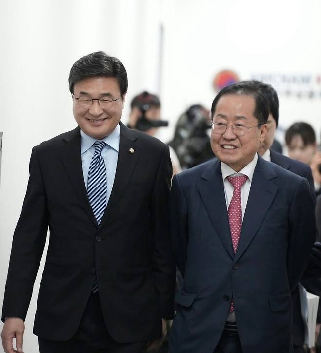 김대식 의원(왼쪽)과 홍준표 전 대구시장. 과거 같은 캠프에서 활동했던 두 사람이 나란히 걸으며 밝게 웃고 있다. (김대식 의원 페이스북 캡처)