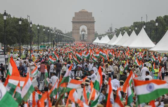 휴전이 맺어진 뒤 14일(현지시간) 인도(사진)와 파키스탄(아래 사진) 시민이 거리로 나와 승리를 축하하고 군대를 격려하고 있다. [EPA=연합뉴스]