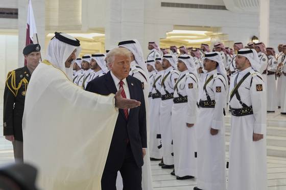 셰이크 타밈 하마드 알 타니 카타르 군주가 트럼프 대통령을 맞이하고 있다. AP=연합뉴스