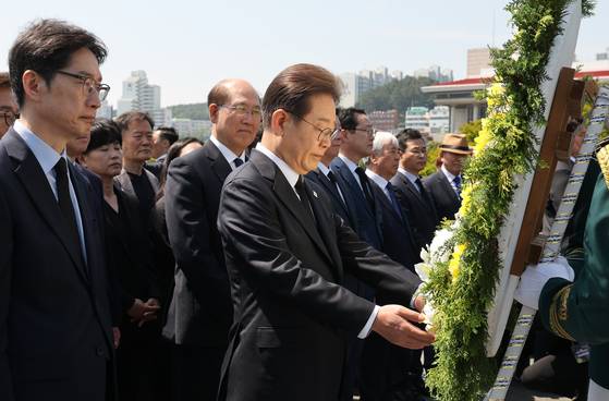 이재명 더불어민주당 대선 후보가 14일 부산 대연동 유엔기념공원을 방문해 헌화하고 있다. 김성룡 기자